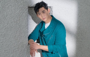 Taecyeon 2PM Kepergok Syuting 'Blind', Gaya Rambut Unik Berhasil Curi Fokus