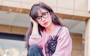 Throwback Foto Masa Lalu, Ussy Sulistiawaty Ngode Minta Tambah Momongan? 