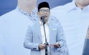 Ikhlaskan Eril, Video Ridwan Kamil Seret Koper Sambil Nunduk Bikin Haru