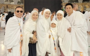 Sempat Jatuh Sakit, 8 Potret Ayu Ting Ting Umrah Bareng Keluarga