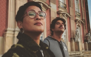 Dipeluk Pacar, Oscar Lawalata Pamer Wajah Cantik Bak Sosok Perempuan Tulen