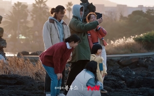 Kim Woo Bin dan Han Ji Min Bantu Wujudkan Impian Bocah Ini, 'Our Blues' Makin Diantisipasi