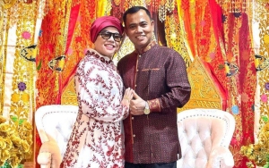 Oma Dewi Dandan Swag, Penampilan Haji Faisal Pakai Kalung Saat Diundang TV Tak Kalah Curi Perhatian