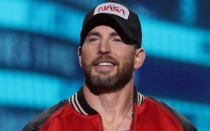 Chris Evans Kejutkan Fans Usai Muncul Sebagai Host MTV Movie & TV Awards 2022