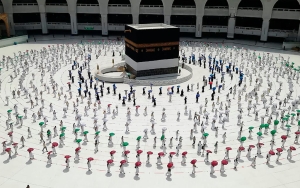 Jemaah Haji RI Meninggal di Madinah, Suami Menangis dan Ungkap Masih Sempat Bercanda di Pesawat
