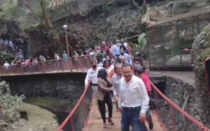 Mau Diresmikan, Jembatan Gantung Malah Ambruk Bikin Walikota Ikut Tercebur