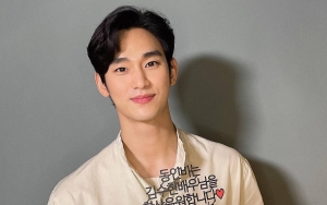 Manisnya Sikap Kim Soo Hyun Terima Hadiah Dari Fans Meski Terhalang Bodyguard 