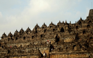  Sandal Khusus Disiapkan Untuk Pengunjung yang Hendak Naik ke Borobudur, Lindungi Candi Dari Keausan