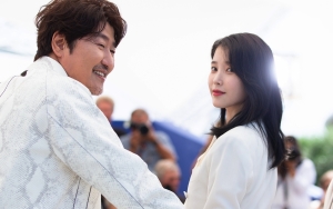 IU Tanggapi Potret Viral Song Kang Ho Injak 2 Gaunnya di Red Carpet Cannes 2022