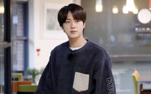 Kebiasaan Jin BTS Saat Pegang Tas Mendadak Viral Tuai Sorotan