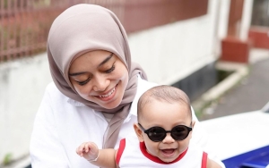 Sambil Suapi Baby L, Lesty Kejora Beri 'Wejangan' Adem ke Sang Putra Malah Kena Sewot?