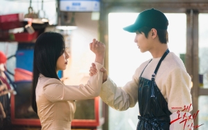 Rating Tinggi, Percintaan Seo Hyun Jin & Hwang In Yeop Banjir Kritikan di 'Why Her'