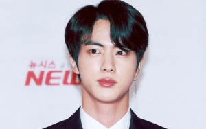 Foto Konyol Jin BTS di Tangga 'Music Bank' Bikin Ngakak, Cuma Bagian Tubuh Ini yang Masuk