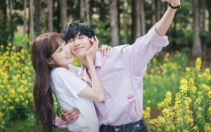Chemistry Lee Sung Kyung dan Kim Young Dae Saat Syuting Adegan Ranjang 'Shooting Stars' Curi Fokus