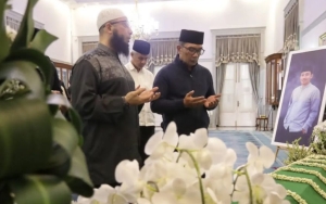 Kumandang Azan Antar Jenazah Eril Menuju Liang Lahat, Ridwan Kamil Masukkan Tanah Pertama ke Makam