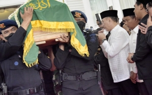 Jalan ke Pemakaman Eril Dipadati Warga, Momen Jenazah Masuk Liang Lahat Diiringi Isak Tangis