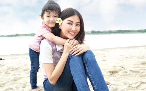 Di Luar Ekspektasi, Sarwendah Bagikan Video Kuncir Rambut Si Bungsu Thania Berujung Tangisan