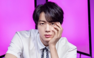 Biasanya Alim, Jin BTS Bikin Geger Umbar Abs di Weverse Magazine
