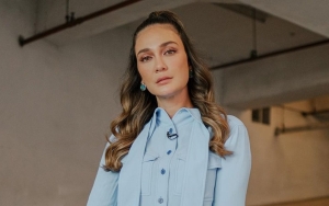 Pakai Rok Singset, Luna Maya Pose di Sekitar Parkiran Sukses Bikin Terpukau