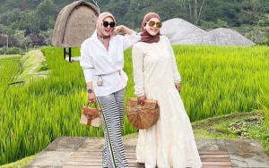 Dulu Dikenal Glamor, Busana Syahrini Kini Justru Saling Bergantian dengan Sang Adik?