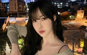 Tato Yuju eks G-Friend Bentuk Tulisan Simpel Ngintip di Bagian Lengan
