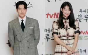 Jarak Kim Woo Bin dan Shin Min A Saat Foto Bareng Pemain 'Our Blues' Tuai Sorotan