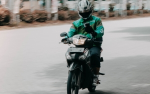 Polisi Gelar Operasi Patuh, Ojol Pakai Pakai Ponsel Kala Berkendara Tidak Ditilang