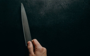 Penampilan Tak Terduga Sosok Suami Tikam Istri Aktris di Pengadilan Disorot Media