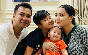 Gaya Abis, Rayyanza Sudah Bisa Duduk Sendiri Berlagak Bak Bos Besar Bikin Gemas!