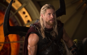 Chris Hemsworth Sempat Ketar-Ketir Jika Kariernya Hancur Gara-Gara Reboot 'Ghostbusters'