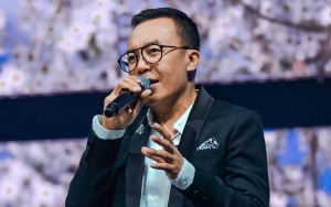 Ari Lasso Tulis Hal Mendalam Sarat Makna, Style Hingga Senyumannya Malah Bikin Salfok Abis!