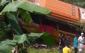Bus Pariwisata Seruduk Belasan Kendaraan di Bali, Diduga Rem Blong