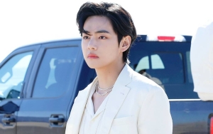V BTS Pamer Tato Persahabatan di Tempat Misterius, Tahi Lalat Bikin Salfok