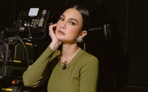 Luna Maya Pamer Setangkai Bunga Hingga Surat Romantis Dari Inisial 'PC', Ngode Punya Pacar Baru?