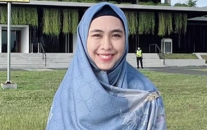Oki Setiana Dewi Ngakak Lihat Sang Putra Ketiduran Saat Sujud, Ekspresi Dibangunkan Kelewat Gemas