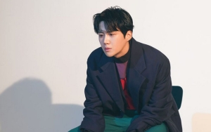 Comeback, Kim Seon Ho Tampil Berselimut Butiran Salju di Poster Drama Teater 'Touching the Void'