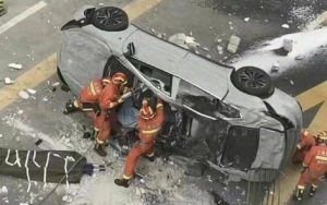 Dua Orang Tewas Usai Mobil Elektrik Jatuh dari Lantai Tiga
