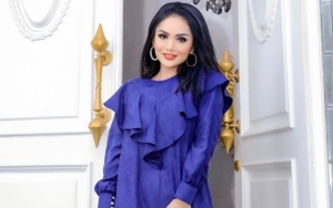 Krisdayanti Kepergok Pakai Sepatu Mahal Saat Panen Kentang di Ladang