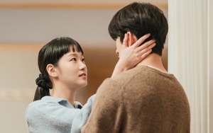 Posisi Tangan Kim Go Eun Saat Ciuman Hot Dengan Jinyoung di 'Yumi's Cells 2' Disorot