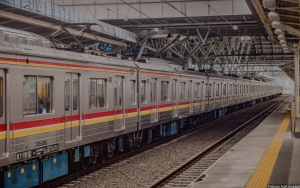 Kata KAI Soal Viral Penumpang Terjebak di Bawah Peron KRL di Stasiun Manggarai: Jatuh
