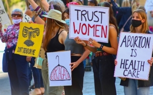 Keputusan Mahkamah Agung Cabut Hak Aborsi Buat Wanita AS Serukan 'Mogok Seks'
