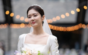 Cuek Jepretan Kamera, Jang Nara Ciuman Romantis Dengan Suami di Pesta Pernikahan