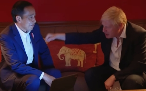 Bertemu di Sela-Sela KTT G7, PM Inggris Boris Johnson Tampak Akrab 'Tinju' Lengan Jokowi 