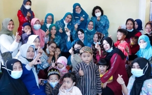 8 Potret Humble Arumi Bachsin Bersama Warga, Sempat Diduga Ogah Salaman Saat Disambut