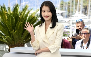 IU Bagi-Bagi Permen ke Fans, Sikap Murah Hati Diapresiasi Tinggi