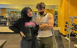 Diisukan Putus, 8 Potret Putri Delina dan Jeffry Reksa Mesra Ala Gym Couple