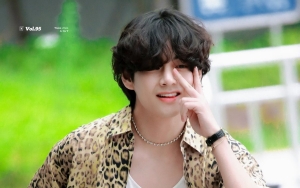Langsung Minta Maaf Karena Tak Sapa Fans dan Media di Bandara, Sikap V BTS Banjir Pujian Knetz