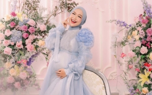 Hamil 8 Bulan, Ria Ricis Justru Asyik Berenang di Laut Pakai Kostum Mermaid Auto Dihujat? 