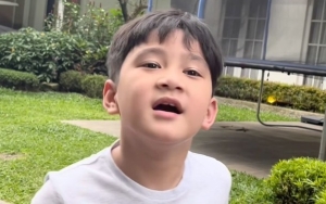 Rafathar Ngamuk Gara-gara Diberi Stiker Singa Saat Live Sendiri, Ketampanan Malah Bikin Salfok
