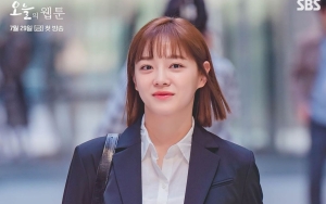 Tim 'Today's Webtoon' Bongkar Kepribadian Kim Sejeong di Lokasi Syuting